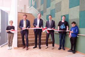 Feierliche Eröffnung des neuen Schulgebäudes unter anderem mit Oberbürgermeister Dr. Stephan Keller (3.v.l.), Stadtdirektor Burkhard Hintzsche, Schulleiter Tobias Steiger (3.v.r.) und Vertretern der Schülerschaft; Fotos: Schaffmeister