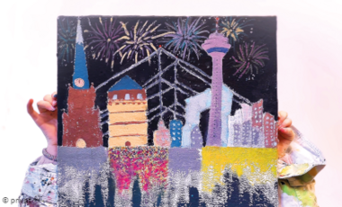 Foto von einer Person, die sich ein gemaltes Bild vor den Kopf hält