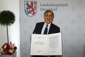 Preisträger Prof. Dr. Leoluca Orlando, Bürgermeister von Palermo, mit der Urkunde