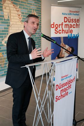 OB Thomas Geisel sprach bei der Eröffnung des neuen Erweiterungsbaus des Cecilien-Gymnasiums ein Grußwort. Foto: Michael Gstettenbauer