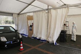 Weiterleitung zum Corona-Test: Nach der Anmeldung im Drive-In-Diagnose-Center geht es im Pkw zum Test ins Diagnose-Zelt; Foto: Ingo Lammert