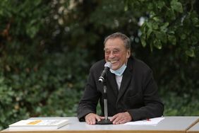 Günther Uecker während der Pressekonferenz zur Sonderausstellung, die im Garten des Goethe-Museums stattfand; Foto: Ingo Lammert