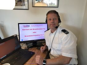 Carsten Muschik vom Sachgebiet Personalentwicklung der Feuerwehr führte durch die Online-Veranstaltung.