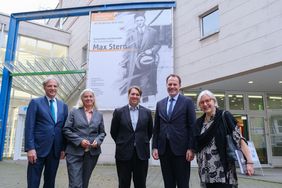 Gruppenbild zur Eröffnung der Ausstellung (v.l.): Kulturdezernent Hans-Georg Lohe, Ministerin Isabel Pfeiffer-Poensgen, Vize-Konsul Pierre Chalifour, Oberbürgermeister Dr. Stephan Keller und Ursula Mahler von der Landschaftsversammlung Rheinland. Fotos: Gstettenbauer