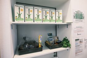 Im Bürgerhaus Salzmannbau steht jetzt ein Foodsharing-Regal, in dem es ab sofort kostenfreie Lebensmittel gibt, die noch genießbar sind und vor dem Wegwerfen gerettet wurden, © Landeshauptstadt Düsseldorf/Michael Gstettenbauer