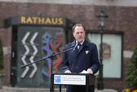 Oberbürgermeister Dr. Stephan Keller bei der Verlesung der Namen der Düsseldorfer Opfer der Shoah am Dienstag, 18. April, auf dem Markplatz vor dem Rathaus. Foto: Ingo Lammert