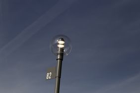Die Kugelleuchten sind mit LED-Technik und warm-weißen Licht ausgestattet. Im Bedarfsfall ist die Helligkeit von der Polizei steuerbar. Foto: Ingo Lammert