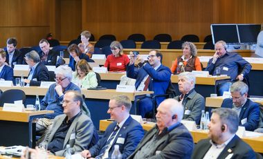 Im Düsseldorfer Rathaus kamen jetzt rund 60 Vertreterinnen und Vertreter der deutschen und französischen Lokalpolitik zur Jahreskonferenz des Deutsch-Französischen Ausschusses im Rat der Gemeinden und Regionen Europas zusammen © Landeshauptstadt Düsseldorf/Michael Gstettenbauer 
