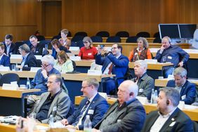 Im Düsseldorfer Rathaus kamen jetzt rund 60 Vertreterinnen und Vertreter der deutschen und französischen Lokalpolitik zur Jahreskonferenz des Deutsch-Französischen Ausschusses im Rat der Gemeinden und Regionen Europas zusammen © Landeshauptstadt Düsseldorf/Michael Gstettenbauer 
