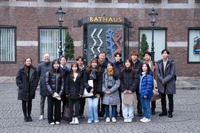 Eine Gruppe von zwölf Studierenden und Begleitpersonen der Chuo Universität aus Japan wurde am Freitag, 14. Februar 2025, von Stadtdirektor Burkhard Hintzsche auf dem Marktplatz empfangen. Foto: Michael Gstettenbauer