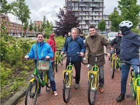 Foto von Christian Rütz, Vorsitzender der Kleinen Kommission Radverkehr, Mobilitätsdezernent Jochen Kral und Norbert Czerwinski, Vorsitzender Ordnungs- und Verkehrsausschuss.