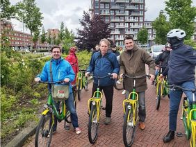 Foto von Christian Rütz, Vorsitzender der Kleinen Kommission Radverkehr, Mobilitätsdezernent Jochen Kral und Norbert Czerwinski, Vorsitzender Ordnungs- und Verkehrsausschuss.