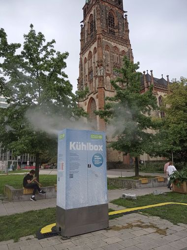 Kühlbox auf dem Kirchplatz in Aktion, feiner Wassernebel sichtbar