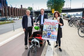 Foto von Mobilitätsdezernent Jochen Kral, Oberbürgermeister Dr. Stephan Keller und Umweltdezernentin Helga Stulgies (v.l.). 