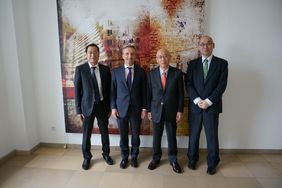 von links: Hr. Kikkawa, Chief Representative, Hodogaya Düsseldorf, OB Geisel, Hr. Kitano, Representative Director and Chairman of Hodogaya Chemical Co., Ltd,  Hr. Fukuzawa, Managing Executive Officer of Hodogaya Chemical Co., Ltd