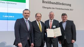 Übergabe des Förderbescheides des Bundes für den Breitbandausbau an die Stadt Düsseldorf (v.li.): Thomas Jarzombek, Bundesverkehrsminister Christian Schmidt, Peter Adelskamp, Stadt Düsseldorf und Andreas Rimkus.