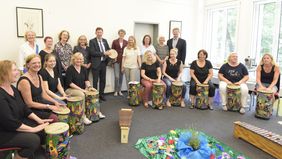 Die 20 Teilnehmerinnen und Teilnehmer der Weiterbildung des Projekts MIKA - Musik im Kita-Alltag - mit Stadtdirektor Burkhard Hintzsche
