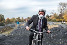 Auch Oberbürgermeister Thomas Geisel stieg nach Eröffnung des Parcours in die Pedalen eines Mountainbikes.
