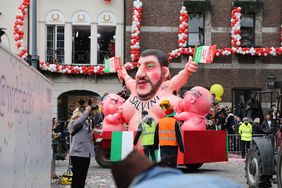 "Düsseldorf - gemeinsam jeck" - die Karnevalisten in der Landeshauptstadt feiern ihren Rosenmontagszug 2019. Foto: Melanie Zanin