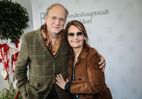 Der Käutner-Preisträger 2015 Ulrich Tukur, der ebenfalls zur Verleihung ins Düsseldorfer Rathaus kam, zusammen mit der Käutner-Preisträgerin 2019 Caroline Link; Foto: Melanie Zanin