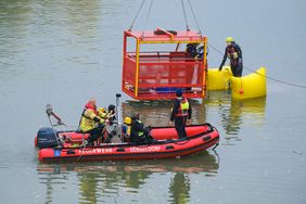 Hebekissen werden am Fahrzeug befestigt, mit Druckluft befüllt und bringen das Auto an die Wasseroberfläche; Foto: Gstettenbauer