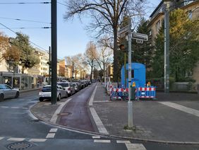 Zwischen Beethovenstraße und Neanderstraße wurde der Radweg im Seitenraum saniert. Er wurde in rotem Asphalt angelegt und sorgt für mehr Platz und Komfort. Foto: Amt für Verkehrsmanagement
