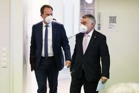 Für mehr Sicherheit in der Düsseldorfer Innenstadt: Oberbürgermeister Dr. Stephan Keller (l.) stellte das neue Projekt von Stadt und Polizei gemeinsam mit NRW-Innenminister Herbert Reul im Rathaus vor; Fotos: Young