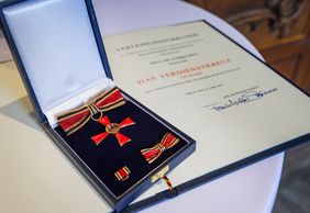 Bundesverdienstkreuz und Urkunde für Dr. Ulrike Frey. Foto: Landeshauptstadt Düsseldorf/Melanie Zanin