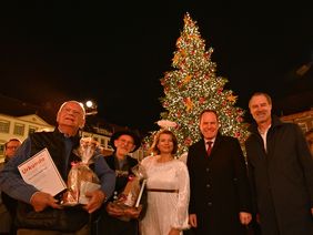 Ole Friedrich, Geschäftsführer der Düsseldorf Tourismus GmbH, OB Dr. Stephan Keller und die beiden Schausteller Michael Zinnen und Heinz Fellerhoff (von rechts). Im Hintergrund erstrahlt die festlich illuminierte Weihnachtstanne, Foto: Meyer.