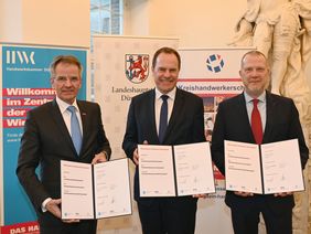 Unterzeichneten den "Masterplan Handwerk" (v.l.): Andreas Ehlert, HWK-Präsident, Oberbürgermeister Dr. Stephan Keller und Kreishandwerksmeister Michael Kregel. Fotos: Wilfried Meyer