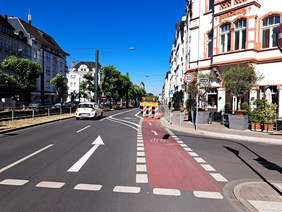 Um den Radverkehr deutlicher über die neuen Radfahrstreifen zu leiten, wird zeitnah nachgebessert. Die Radpiktogramme auf dem rot gepflasterten Radweg im Seitenraum werden entfernt. Foto: Amt für Verkehrsmanagement