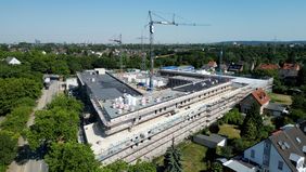 Der Rohbau steht! Am Mittwoch, 2. Juli 2025, ist das Richtfest für den Neubau der Feuer-und Rettungswache 7 und den zentralen Betriebshof Süd des Garten-, Friedhofs- und Forstamtes gefeiert worden.