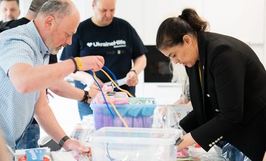 US-Generalkonsulin Preeti V. Shah (r.) und Sergej Aruin, Geschäftsführer des Vereins AVP e. V., packten Geschenkpakete der UkraineHilfe Düsseldorf mit Schulmaterialien, Spielzeug und Süßigkeiten. ©UkraineHilfe Düsseldorf/Mikhail Rouguzin
