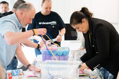 US-Generalkonsulin Preeti V. Shah (r.) und Sergej Aruin, Geschäftsführer des Vereins AVP e. V., packten Geschenkpakete der UkraineHilfe Düsseldorf mit Schulmaterialien, Spielzeug und Süßigkeiten. ©UkraineHilfe Düsseldorf/Mikhail Rouguzin