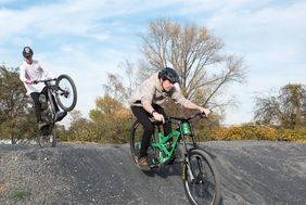 Eröffnung des Dirtparks in Mörsenbroich - und sofort gingen die Mountainbiker auf die Strecke.