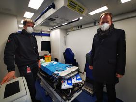 Oberbürgermeister Dr. Stephan Keller (r.) und Thomas Tremmel, Abteilungsleiter Technik bei der Feuerwehr Düsseldorf, beim Blick in das Impfmobil. Foto: Amt für Kommunikation
