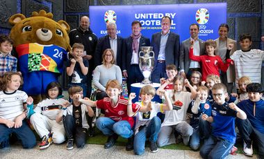 Große Begeisterung bei der Präsentation der EURO-Trophy im Düsseldorfer Rathaus. Foto: Kenny Beele