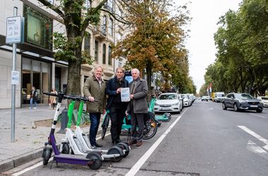 Mobilitätsdezernent Jochen Kral hat gemeinsam mit Peter Wienen und Hans Meijers, IG Kö, die eingerichteten Parkflächen für E-Scooter und sonstige Kleinfahrzeuge auf der Königsallee vorgestellt. Foto: Uwe Schffmeister