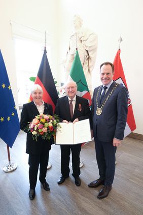 Helmut Weiß und seine Frau Christa Weiß zusammen mit Oberbürgermeister Dr. Stephan Keller bei der Übergabe des Bundesverdienstkreuzes im Jan-Wellem-Saal des Rathauses. Foto: Gstettenbauer
