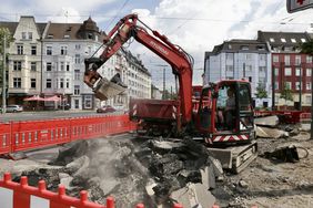 Aktuell wird fleißig gebaggert - voraussichtlich Ende September sollen die Arbeiten am rund 300 Meter langen Stück Radhauptnetz Auf'm Hennekamp abgeschlossen sein. Foto: Ingo Lammert