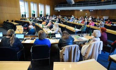 Die erste Mitgliederversammlung der Landesarbeitsgemeinschaft kommunaler Gleichstellungsstellen NRW (LAG NRW) im Jahr 2024 fand im Plenarsaal des Rathauses der Landeshauptstadt Düsseldorf statt. Foto: Michael Gstettenbauer