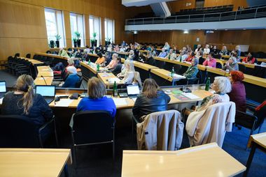 Die erste Mitgliederversammlung der Landesarbeitsgemeinschaft kommunaler Gleichstellungsstellen NRW (LAG NRW) im Jahr 2024 fand im Plenarsaal des Rathauses der Landeshauptstadt Düsseldorf statt. Foto: Michael Gstettenbauer