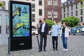 Oberbürgermeister Dr. Stephan Keller präsentiert gemeinsam mit den Designstudierenden der Hochschule Münster Julia Munt und Linus Mütze die Europa-Plakatkampagne. Foto: Michael Gstettenbauer