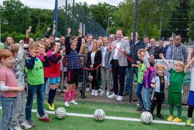 Die Bezirkssportanlage Freiheitshagen in Angermund hat ein weiteres Spielfeld mit Kunstrasen erhalten. Oberbürgermeister Dr. Stephan Keller eröffnete den neuen Kunstrasenplatz am Freitag, 14. Juni. Fotos: Schaffmeister