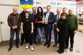 Um ein Zeichen für die fortlaufende Unterstützung der Ukraine zu setzen, übernimmt Oberbürgermeister Dr. Stephan Keller die Schirmherrschaft für die "UkraineHilfe Düsseldorf" und besuchte am Dienstag, 18. Februar, das Hilfslager. Foto: David Young