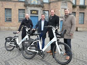 Stellten Einzelheiten zum Projekt "Düsselbike" vor (v.l.): Dr. Oliver Wilmes, ERGO Deutschland AG, Thor Möger Pedersen Donkey Republic, Oberbürgermeister Dr. Stephan Keller und Rolf Neumann, CMD. Foto: Wilfried Meyer