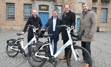 Stellten Einzelheiten zum Projekt "Düsselbike" vor (v.l.): Dr. Oliver Wilmes, ERGO Deutschland AG, Thor Möger Pedersen Donkey Republic, Oberbürgermeister Dr. Stephan Keller und Rolf Neumann, CMD. Foto: Wilfried Meyer