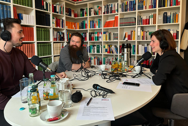 In der ersten Folge der Podcast-Kooperation sprach Lisa Marie Schelig (Unternehmerschaft Düsseldorf) mit Christian Schachmann (m.) und Gioachino Aquilino von der Wirtschaftsförderung. 