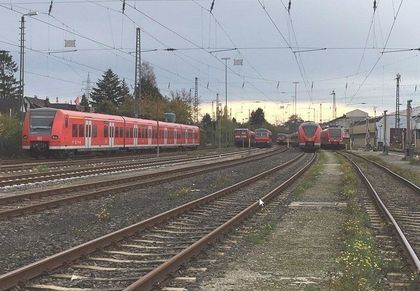 Blick auf abgestellte Züge im Bahnbetriebswerk Düsseldorf Abstellbahnhof"