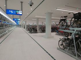 Foto von Fahrradparkhaus am Hauptbahnhof in Den Haag mit doppelstöckigen Abstellanlagen.